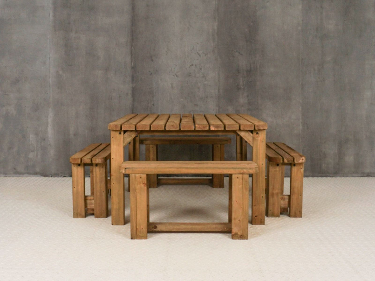 QUADRUM Rounded Picnic Table With 4 Benches - Rustic Finish