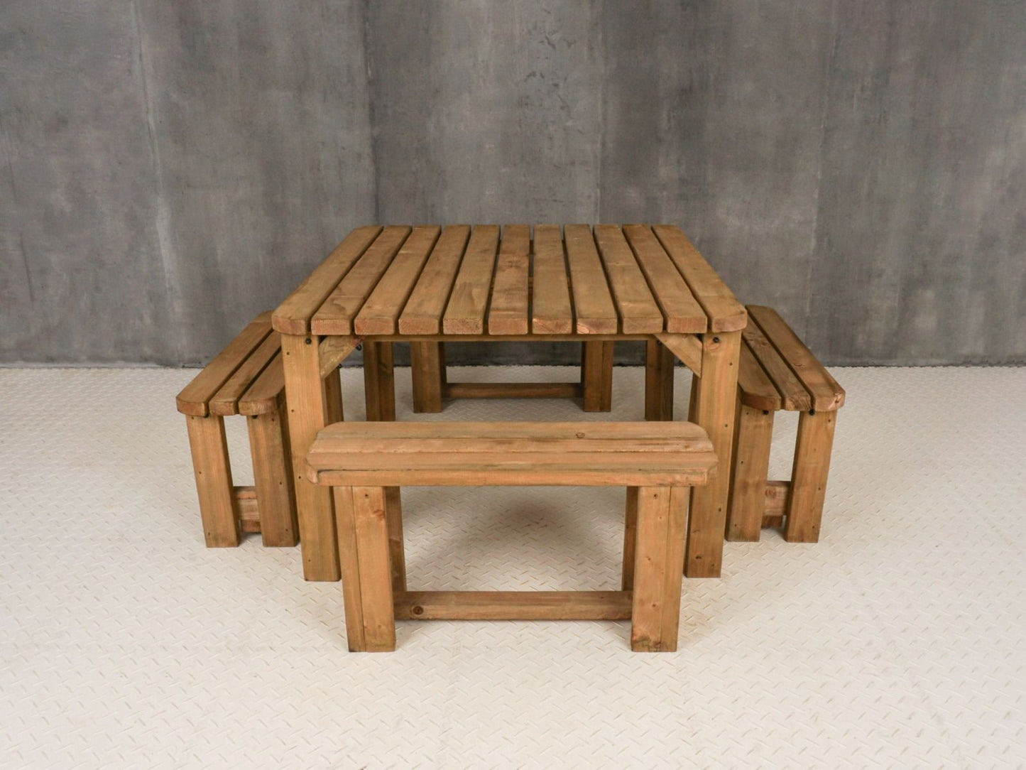 QUADRUM Rounded Picnic Table With 4 Benches - Rustic Finish