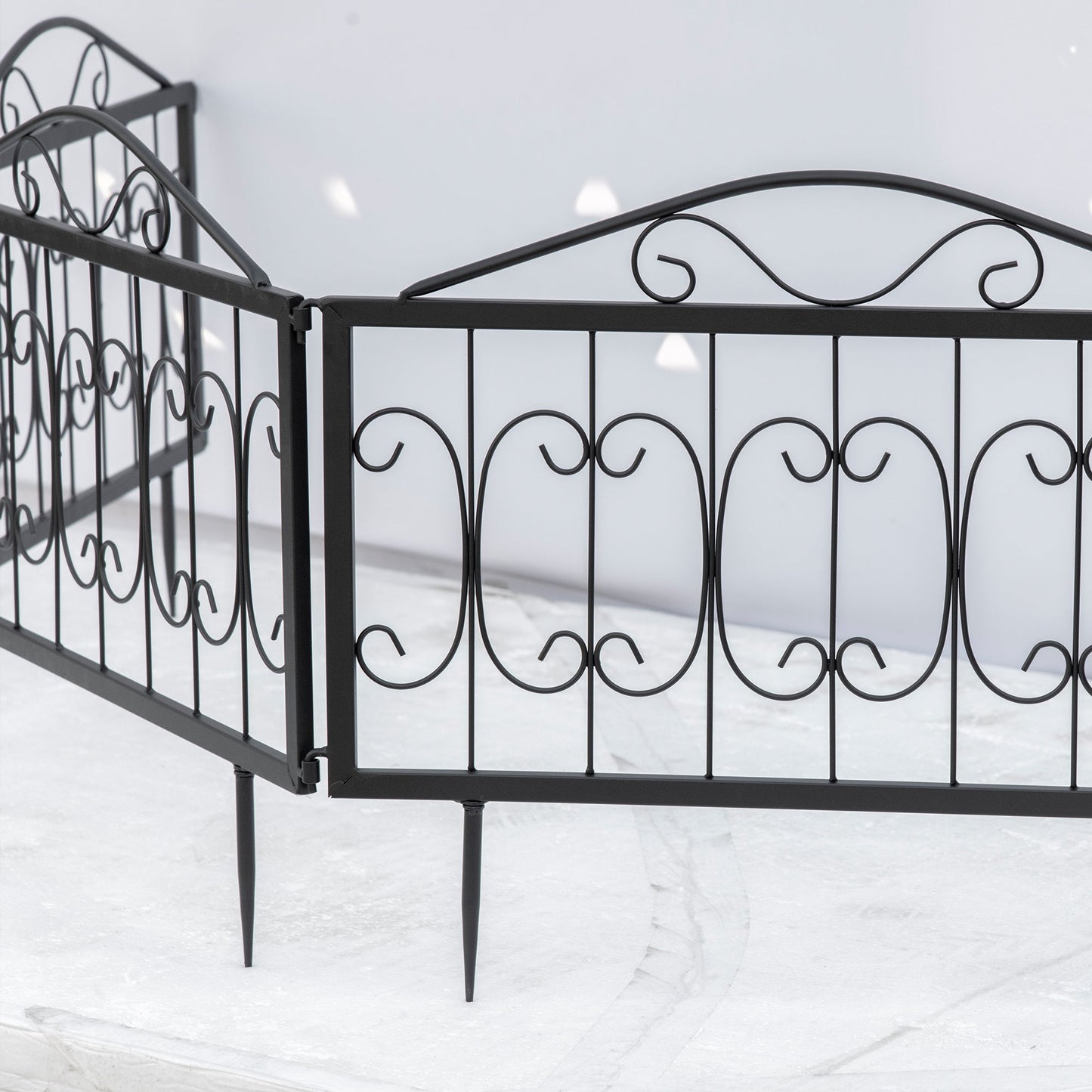 Outsunny Decorative Garden Fencing, 4PCs Outdoor Picket Fence Panels, Rustproof Metal Wire Landscape Flower Bed Border Edging Animal Barrier, Black