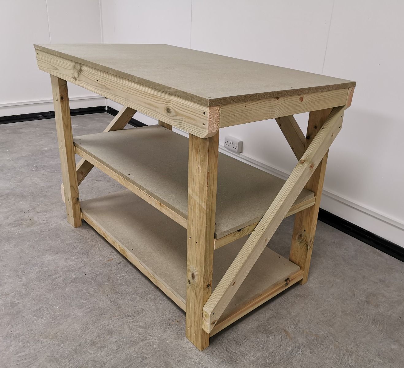 Wooden Workbench 18Mm UniMdf Moisture Resistant Top With Double Shelf